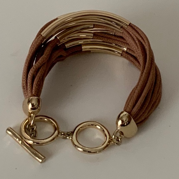 Strap & gold tone bar bracelet. - Picture 3 of 4